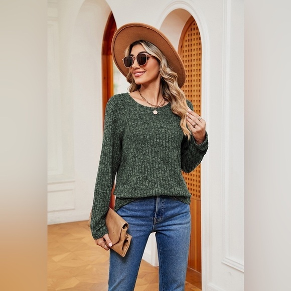 Every Day Style Round Neck Heathered Top - Picture 2 of 4